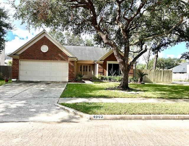 4002 Fernwood Drive, Pearland, Texas image 1