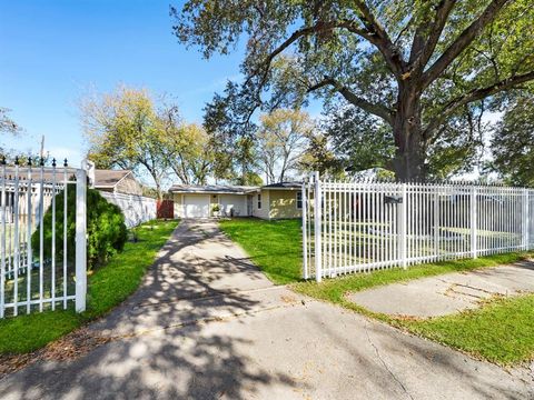 Single Family Residence in Houston TX 5647 Lyndhurst Drive.jpg