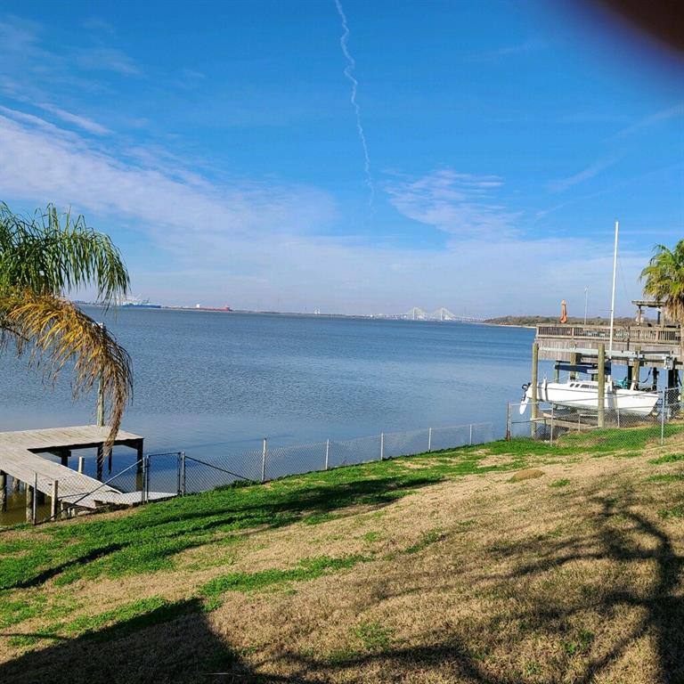2646 Bay Oaks Harbor Drive, Baytown, Texas image 1
