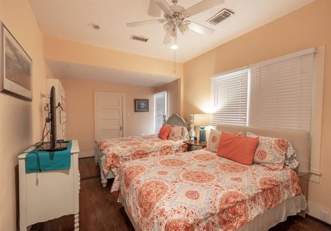 Single Family Residence in Galveston TX 4008 Avenue O 22.jpg