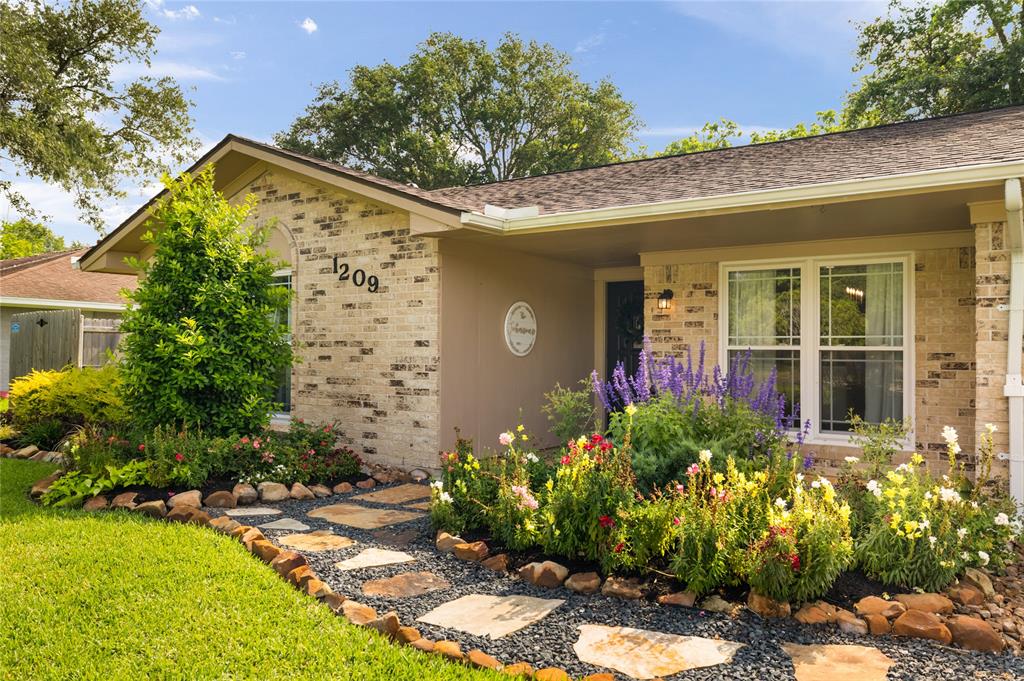 1209 Kansas Avenue, Anahuac, Texas image 2