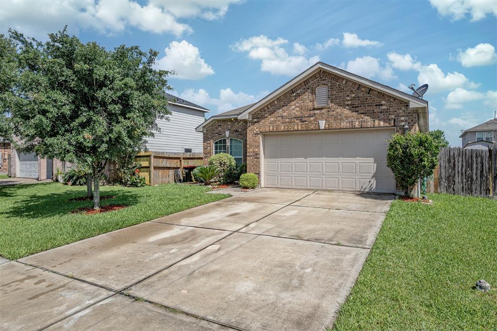 3803 Hunters Trail, Baytown, Texas image 3