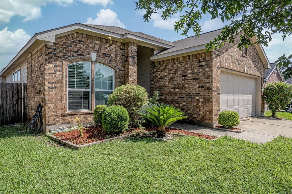 3803 Hunters Trail, Baytown, Texas image 2