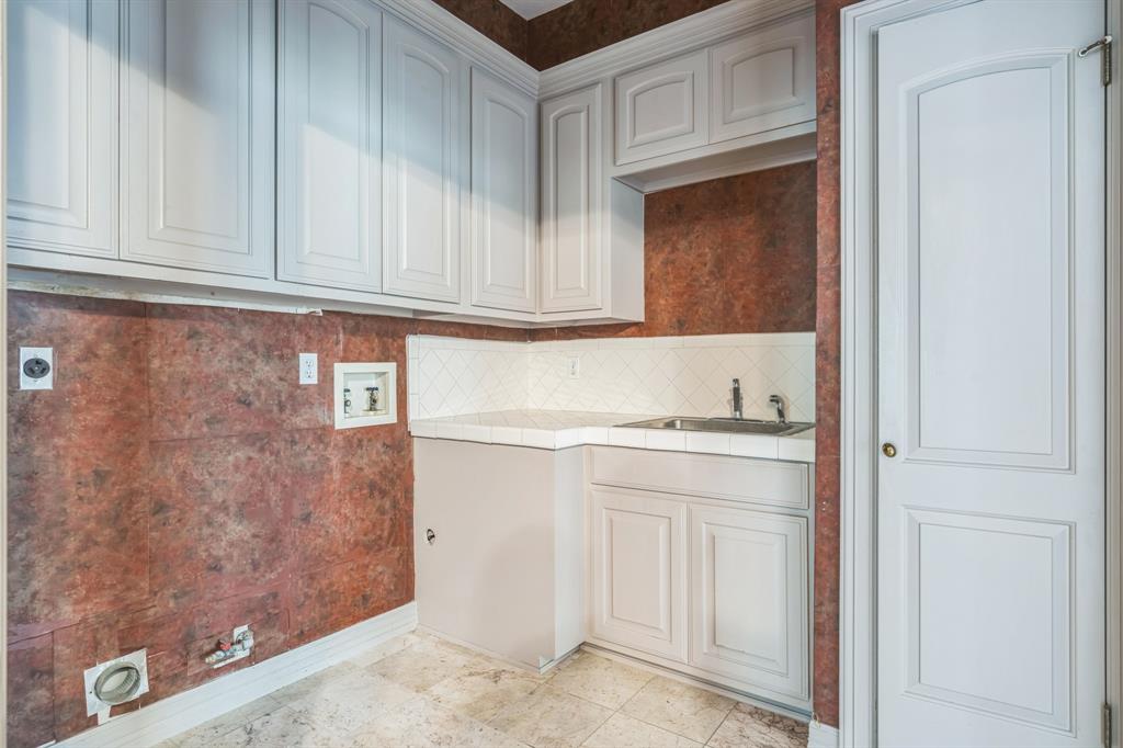 21 Aston Glen