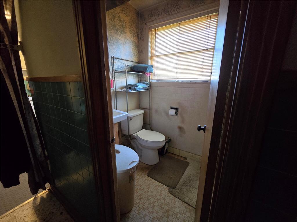 406 W North Street, Weimar, Texas image 2