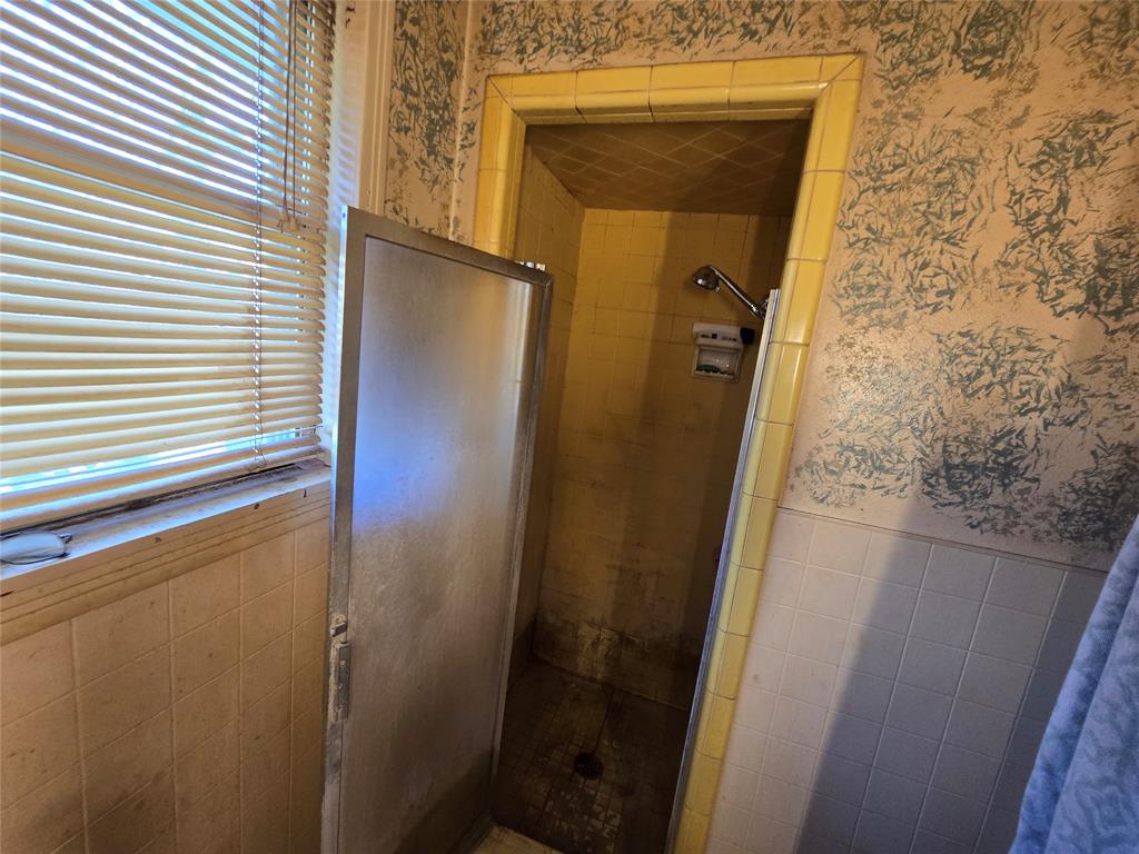 406 W North Street, Weimar, Texas image 3