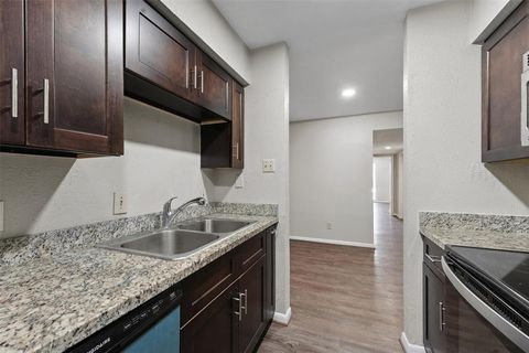 Condominium in Houston TX 10211 Sugar Branch Drive 8.jpg