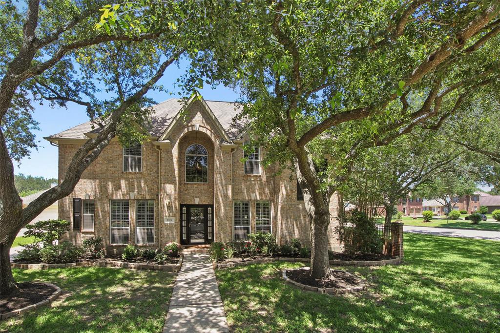 2201 Fairwater Park Drive, League City, Texas image 2