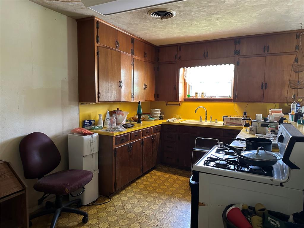 112 Raven Street, Clute, Texas image 7