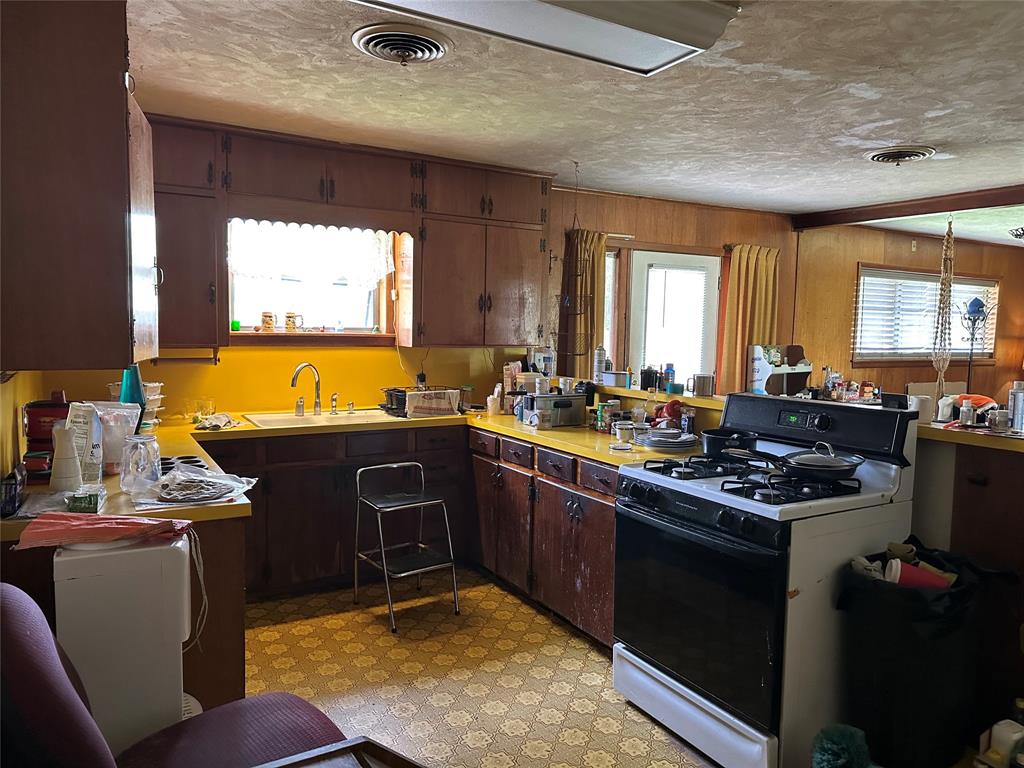 112 Raven Street, Clute, Texas image 8