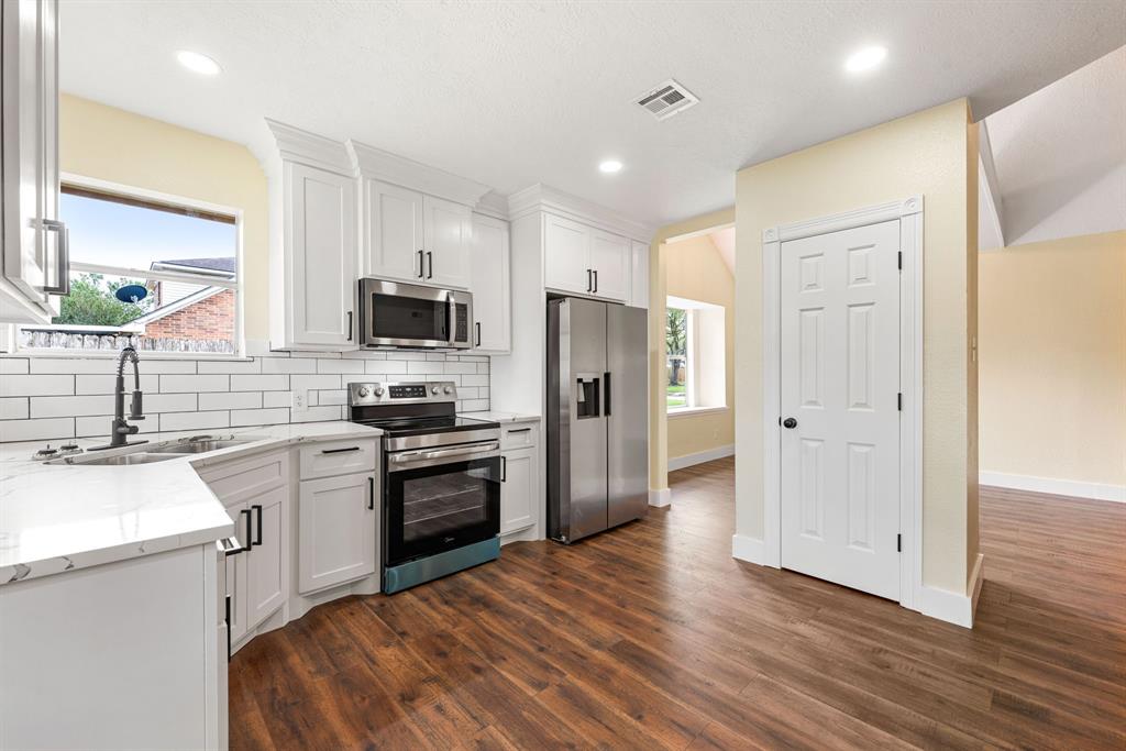 1408 Quail Hollow, Sealy, Texas image 9