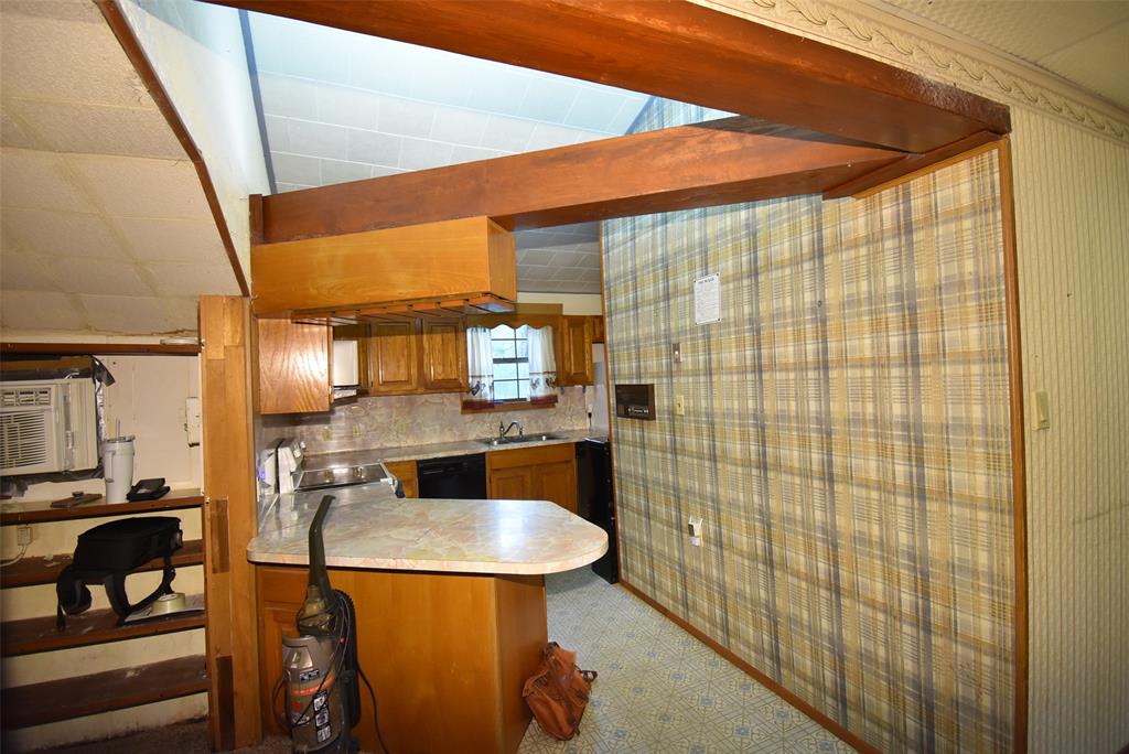 592 Paloma Street, Bay City, Texas image 2