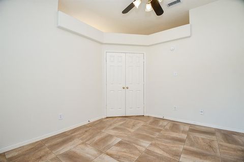 Single Family Residence in Pasadena TX 4902 Summer Oak Drive 10.jpg