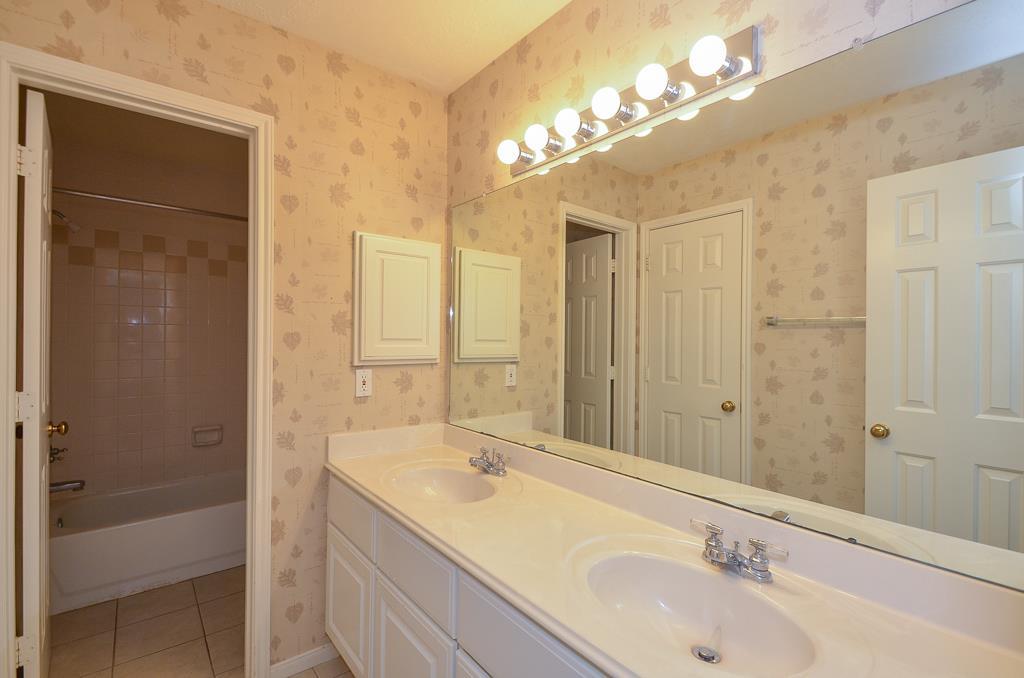 810 Blakely Bend Drive, Sugar Land, Texas image 27