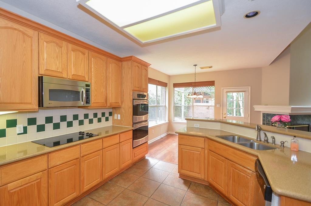 810 Blakely Bend Drive, Sugar Land, Texas image 15