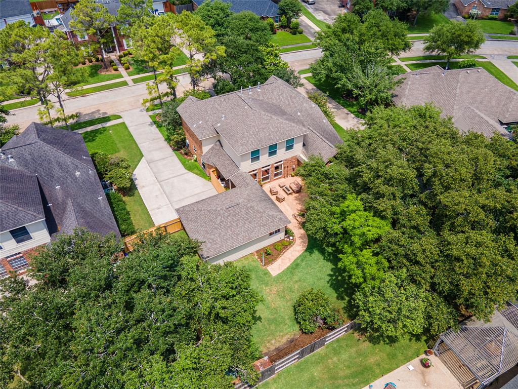 513 Meadow Bend Drive, Friendswood, Texas image 2