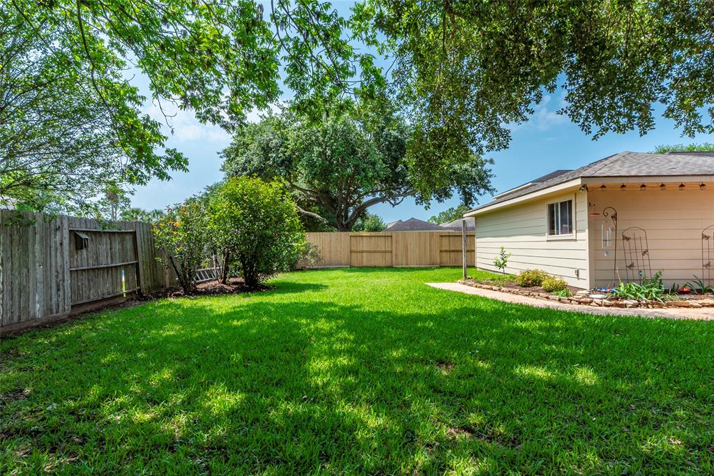 513 Meadow Bend Drive, Friendswood, Texas image 38