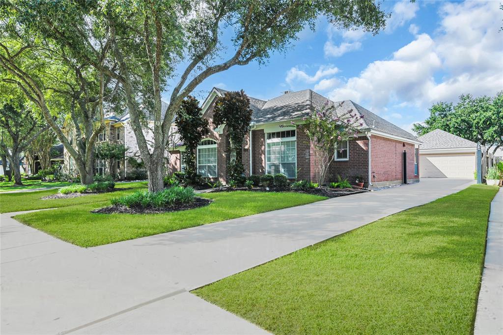 1919 Canyon Crest Drive, Sugar Land, Texas image 3