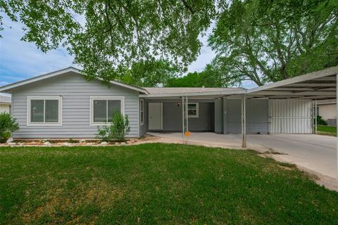 Photo of 1402 W Norris St, El Campo, TX 77437 (MLS # 30427992)
