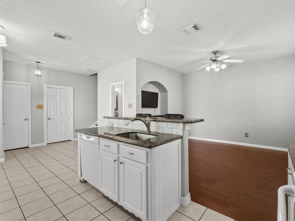 471 Folk Crest Lane, Dickinson, Texas image 9