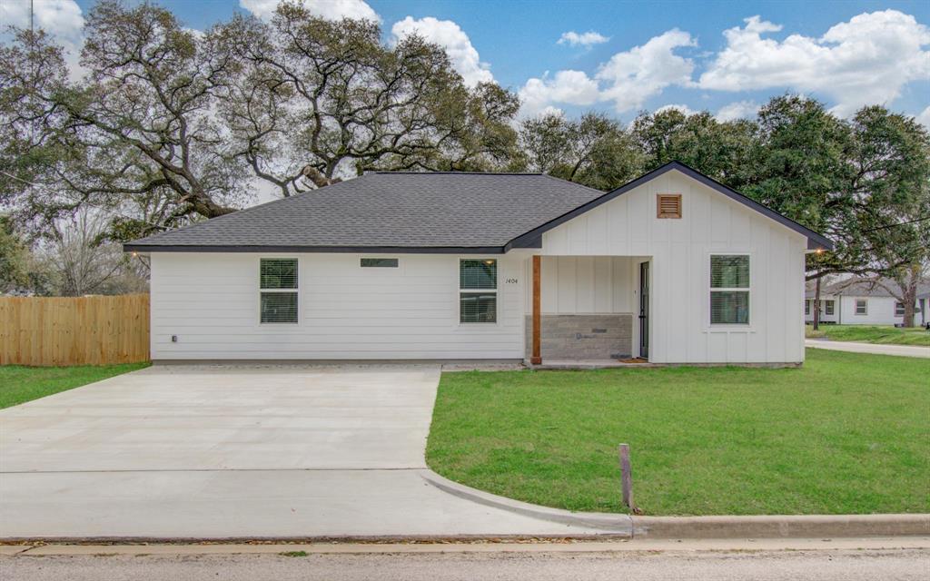 1404 Oakwood Street, Navasota, Texas image 1