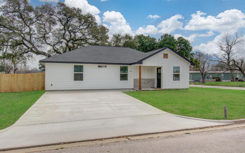 1404 Oakwood Street, Navasota, Texas image 2