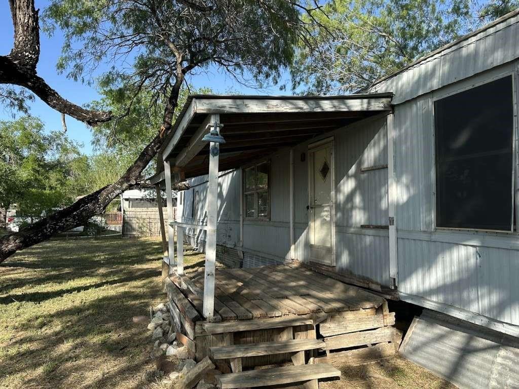 506 Beech Street, Jourdanton, Texas image 2