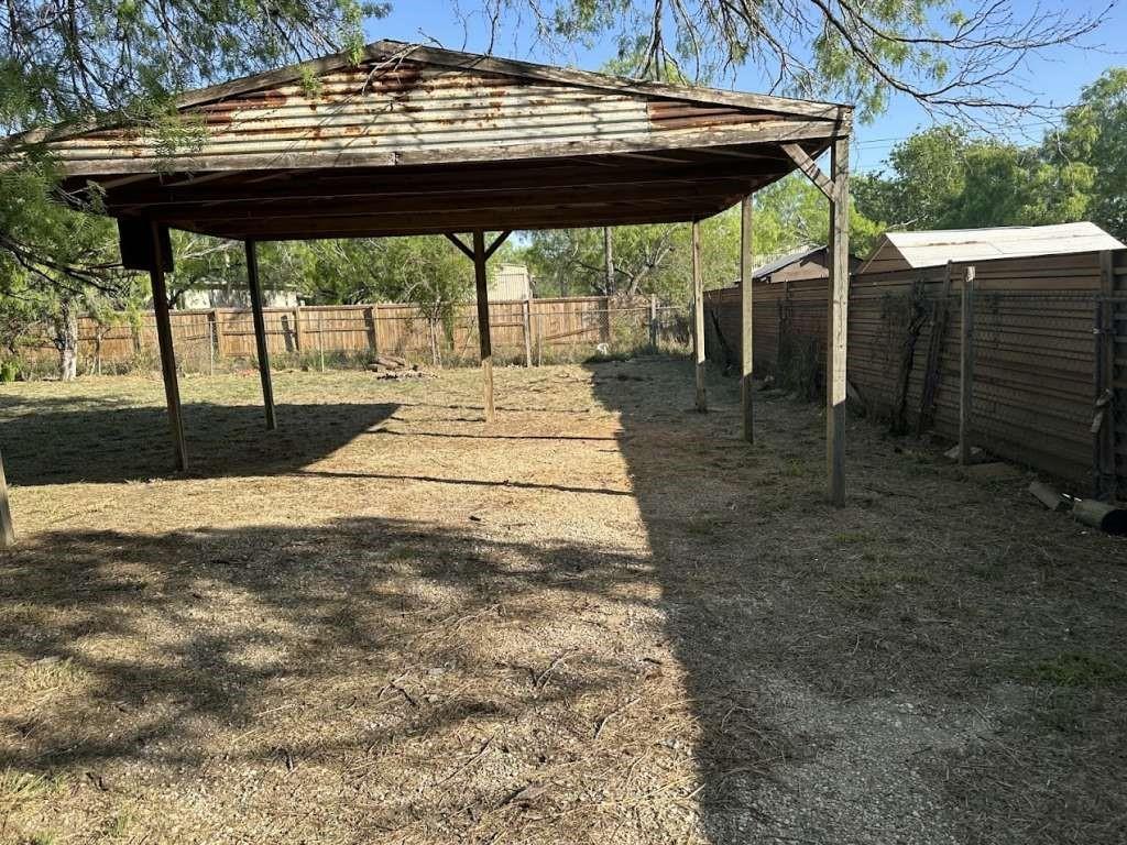 506 Beech Street, Jourdanton, Texas image 4
