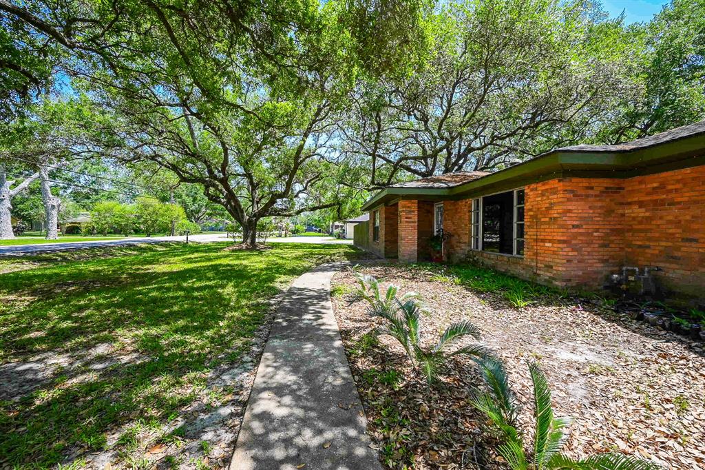 1470 E South Street, Alvin, Texas image 4