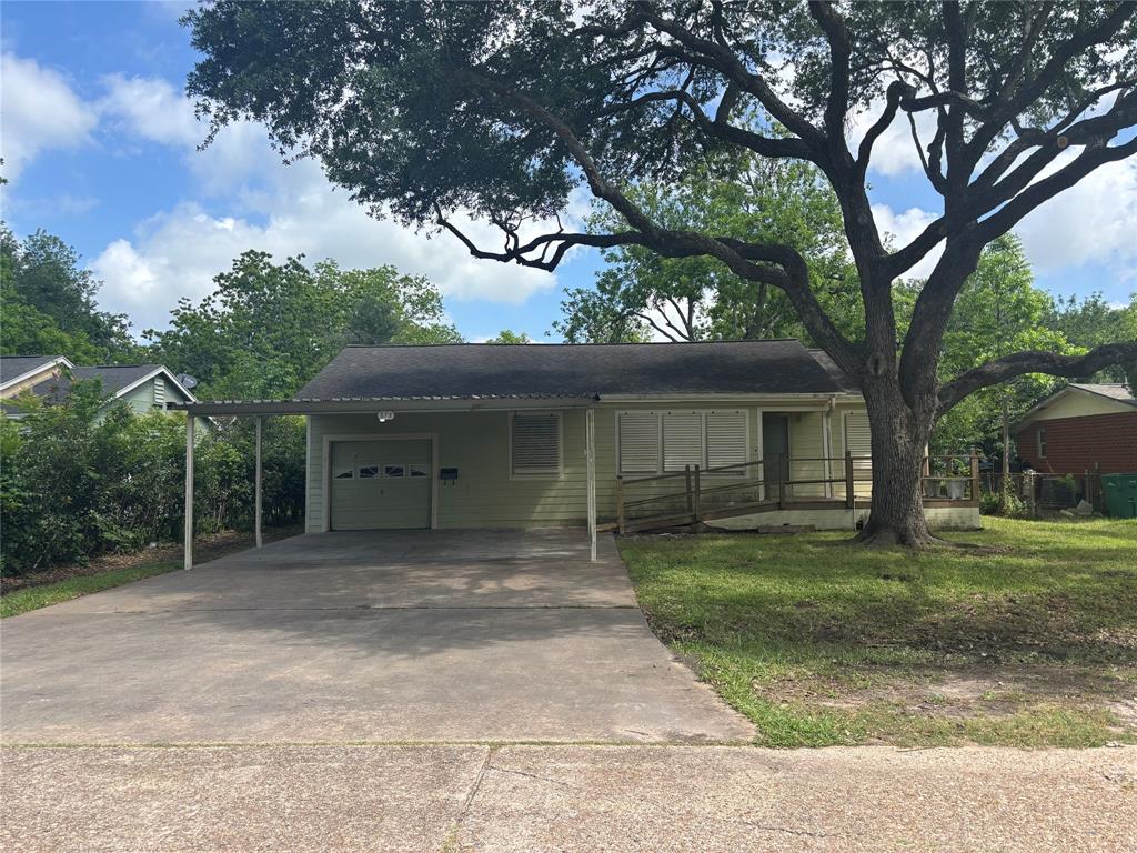 612 Honeysuckle Drive, La Marque, Texas image 1