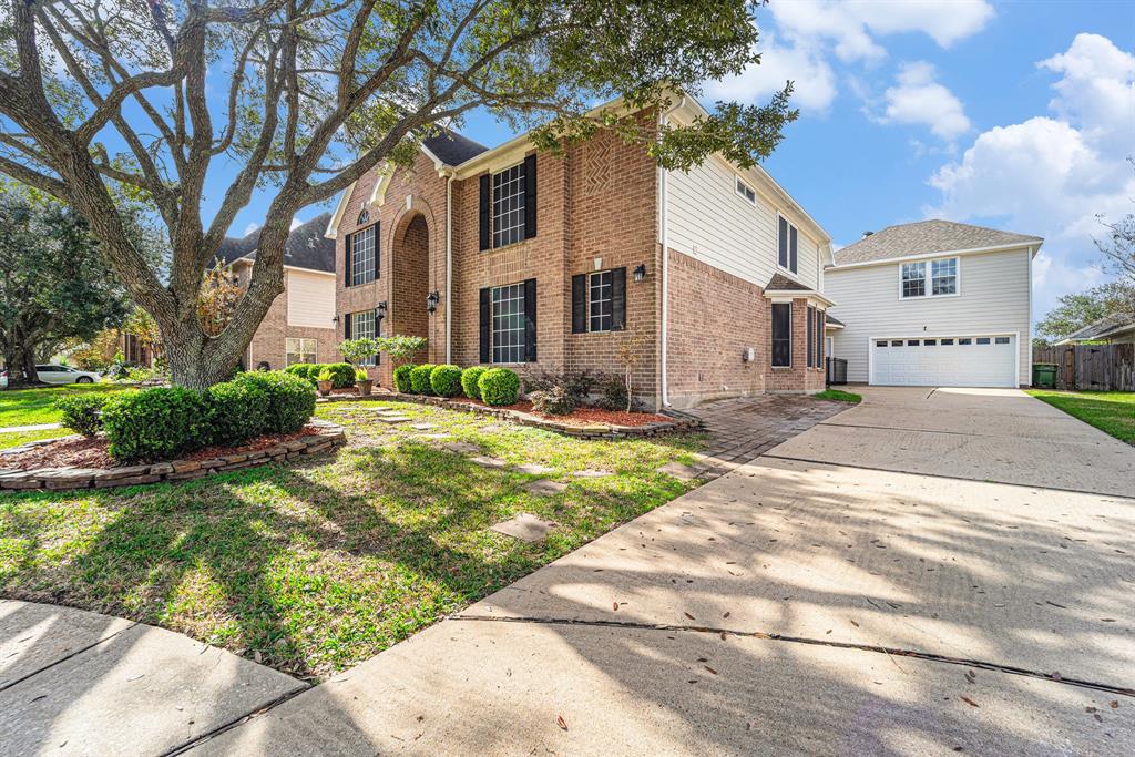 3404 Castle Pond Court, Pearland, Texas image 2