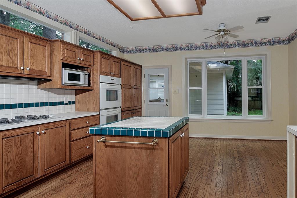 114 S Mill Trace Drive, The Woodlands, Texas image 12