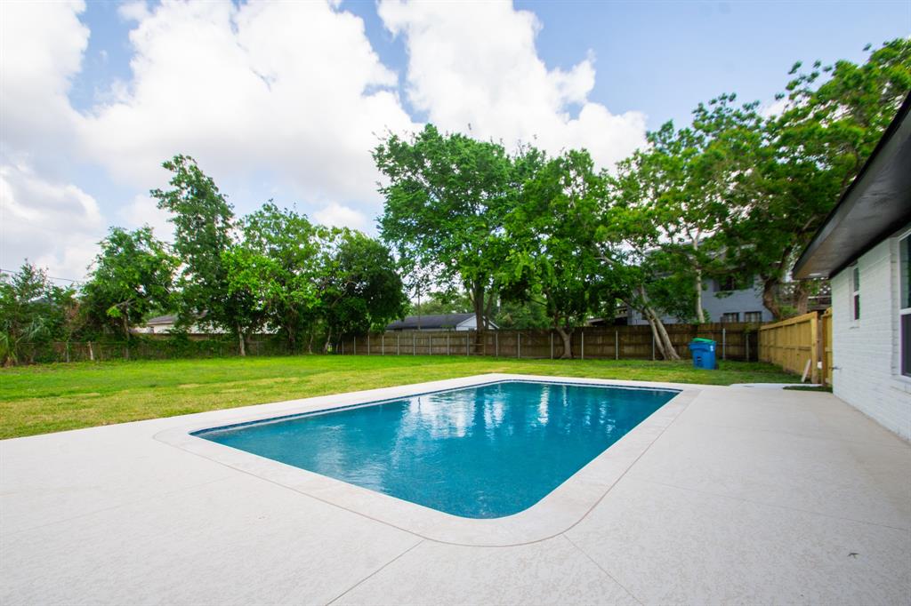 18211 Kings Row, Webster, Texas image 33