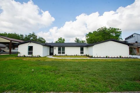 18211 Kings Row Webster TX 77058