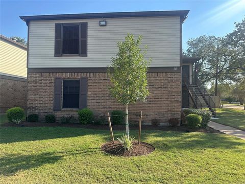 Photo of 715 Skylark Road #715-C, Pasadena, TX 77502 (MLS # 30960700)