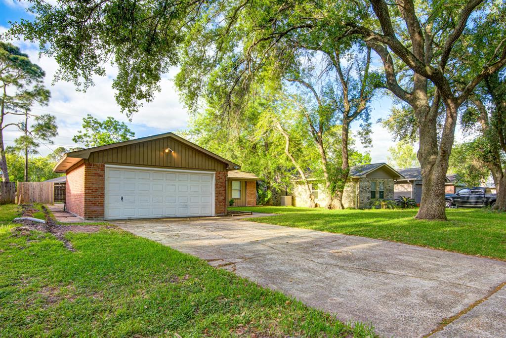 828 Noreda Street, Angleton, Texas image 2