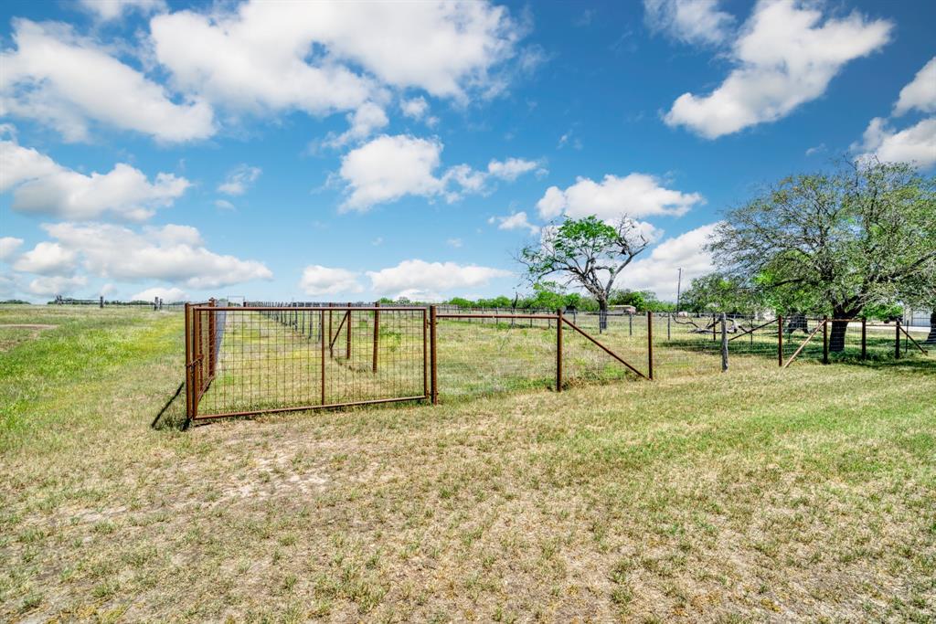 1035 County Road 112, Cost, Texas image 38