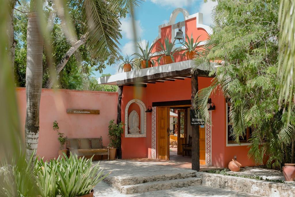 Av. Tulum Mz. 39 Lt. 1 Col. Centro Tulum/Coco Hacienda
