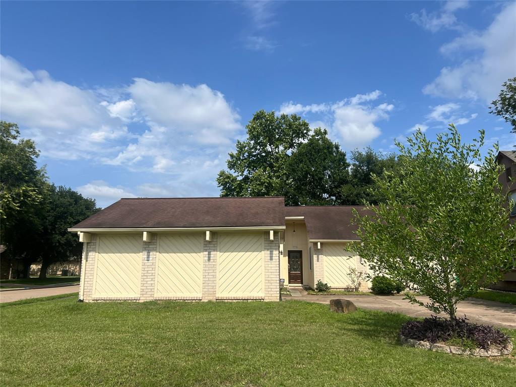 2134 Collingsfield Drive, Sugar Land, Texas image 2