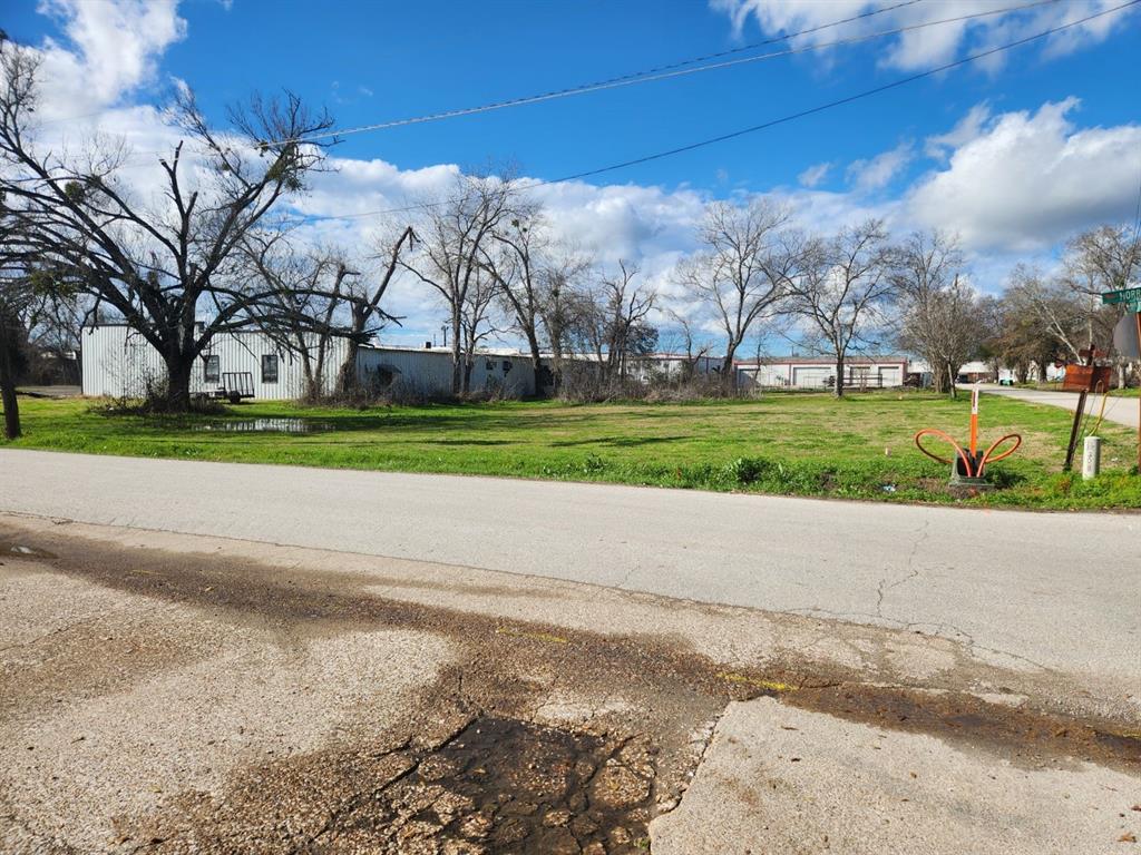 303 S May Street, Madisonville, Texas image 2