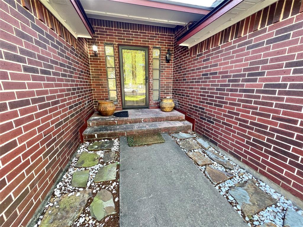 1833 N Valderas Street, Angleton, Texas image 2