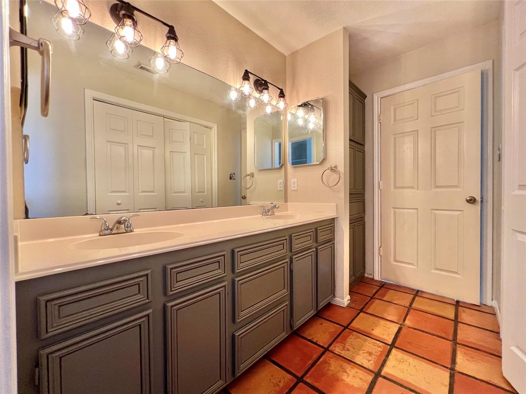1833 N Valderas Street, Angleton, Texas image 17
