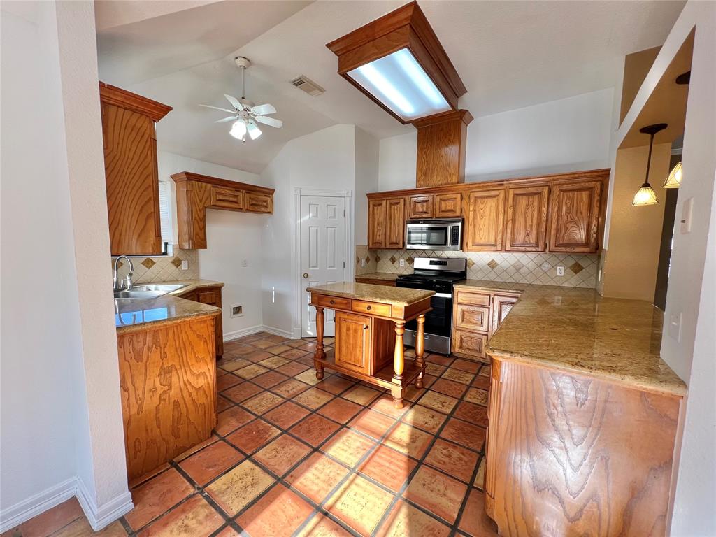 1833 N Valderas Street, Angleton, Texas image 8