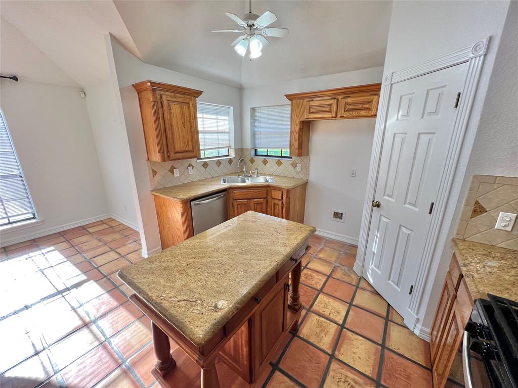 1833 N Valderas Street, Angleton, Texas image 11