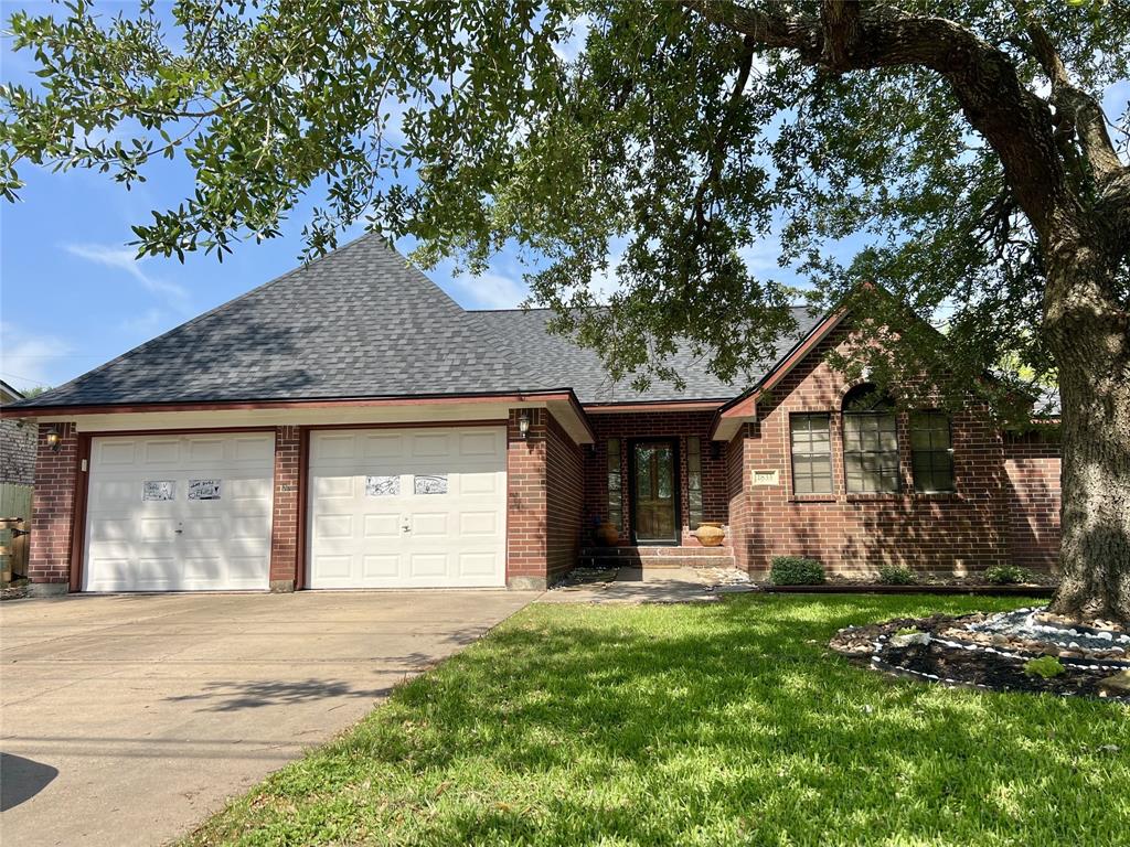 1833 N Valderas Street, Angleton, Texas image 1
