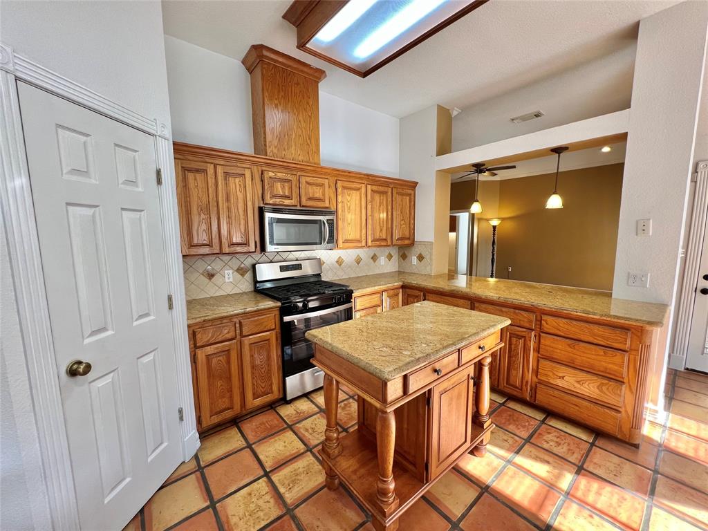 1833 N Valderas Street, Angleton, Texas image 9