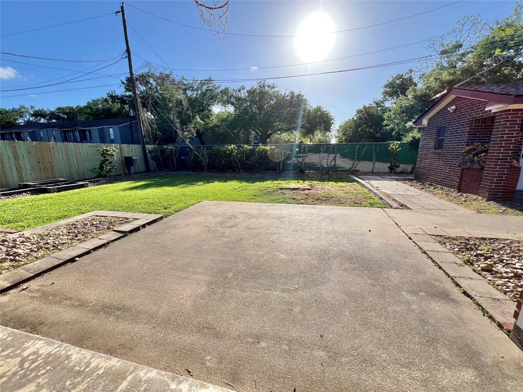 1833 N Valderas Street, Angleton, Texas image 30