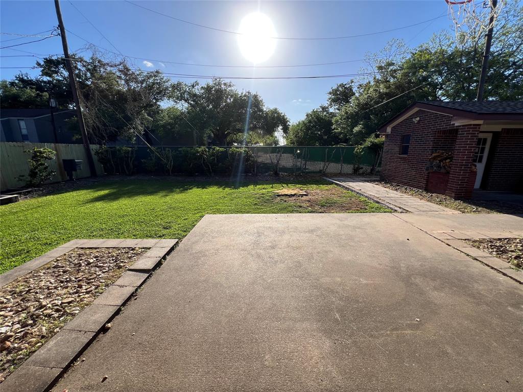 1833 N Valderas Street, Angleton, Texas image 25