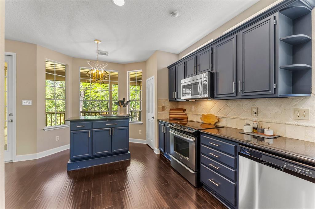 87 E Lakeridge Drive, The Woodlands, Texas image 12