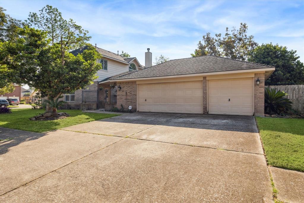 1426 Pine Forest Drive, Pearland, Texas image 2